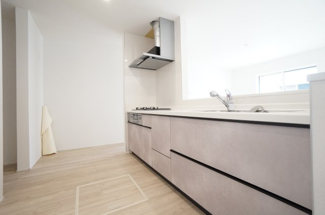 リナージュ常滑市保示町6丁目　4号棟のキッチン|素敵なアイランドタイプのシステムキッチンは広いリビングにピッタリ！