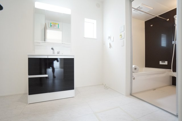 リナージュ常滑市保示町6丁目　4号棟の独立洗面台|シャワー付き洗面化粧台は、伸ばせる水栓で洗面台でのシャンプーや洗い物に便利な仕様。