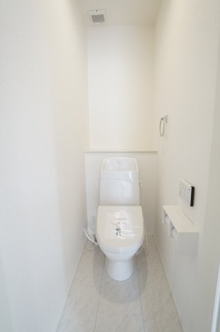 リナージュ常滑市保示町6丁目　4号棟のトイレ|お掃除しやすい機能や工夫が満載。スッキリコンパクトなシャワートイレで温水洗浄便座で冬は暖かく快適です。