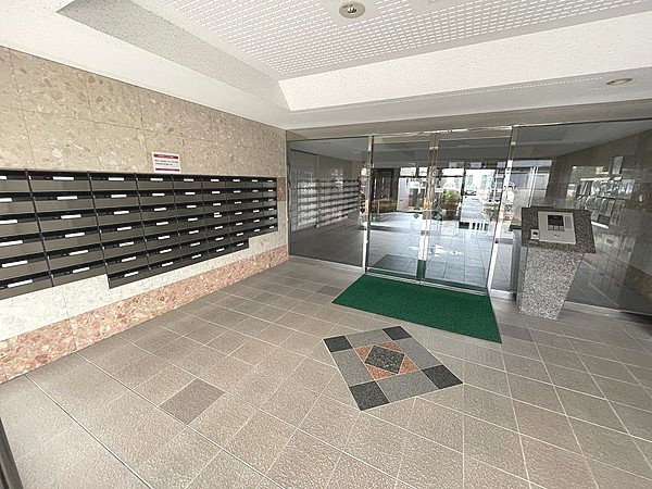 熊本市東区長嶺南４丁目の賃貸マンションのエントランス