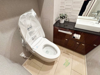 【トイレ】 | パークコート赤坂桜坂 | 清潔感と落ち着きに配慮されたトイレスペース。シンプルで洗練された空間が、毎日を快適に支えてくれます。 