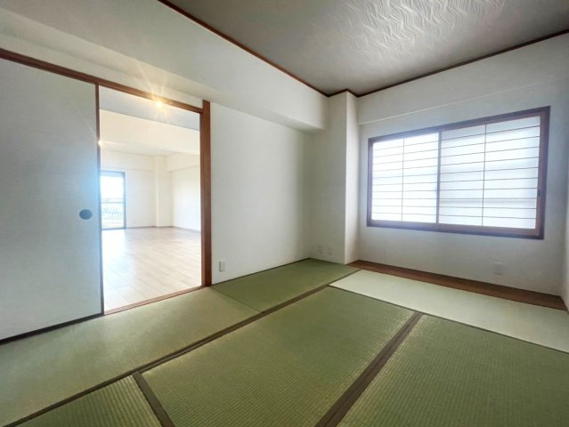 【価格改定】イトーピア向日マンションA棟の和室|リビングから和室へとつながっております！来客の寝室等、和室は大変便利です！