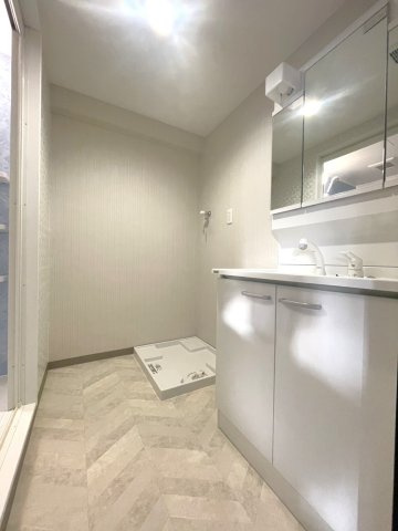 【価格改定】イトーピア向日マンションA棟の洗面所|お洒落なクッションフロアの洗面室です！三面鏡タイプの洗面化粧台は