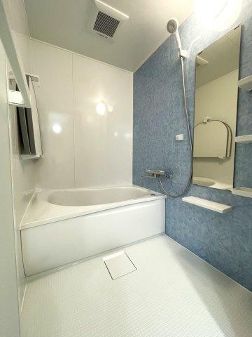 【価格改定】イトーピア向日マンションA棟の浴室|お洒落なブルーのアクセントパネルで浴室空間が映えます(^^)