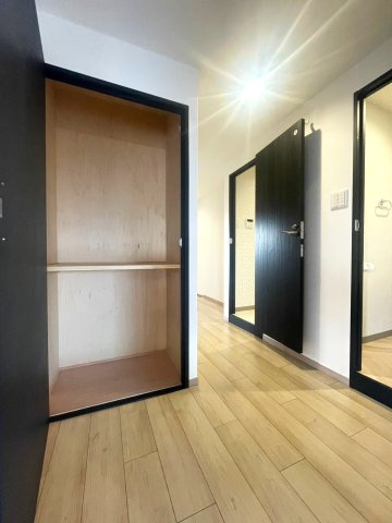 【価格改定】イトーピア向日マンションA棟の玄関|玄関前のホールフロアには収納もございます(^^)