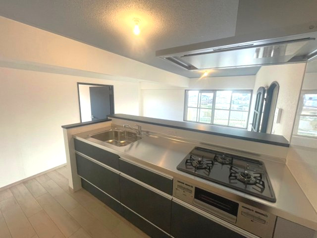 【価格改定】イトーピア向日マンションA棟のキッチン|三口コンロのシステムキッチン(^^)/
カウンタータイプでご家族の様子を見ながら家事ができます！