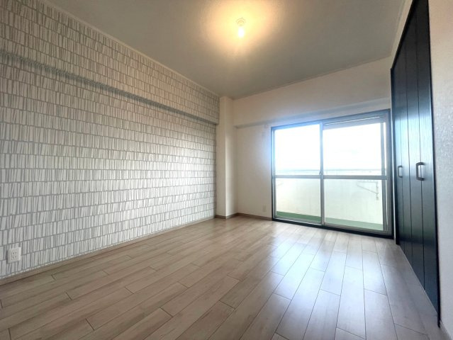 【価格改定】イトーピア向日マンションA棟の洋室|洋室6.5帖
壁面一面はアクセントクロスでお洒落な空間です。