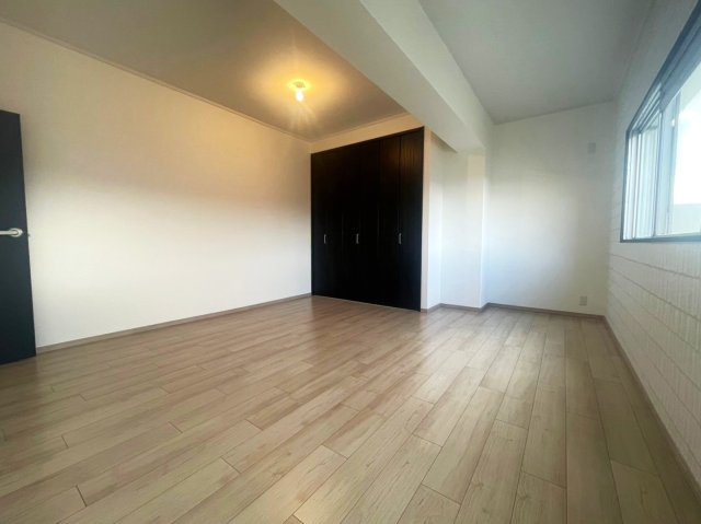 【価格改定】イトーピア向日マンションA棟の洋室|洋室約10.6帖
窓の外には花台があり、プチガーデニングもお楽しみいただけます(^^)/