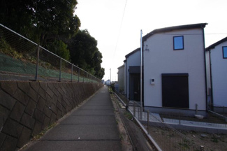 【前面道路含む現地写真】 | 画面左は中央高速です。