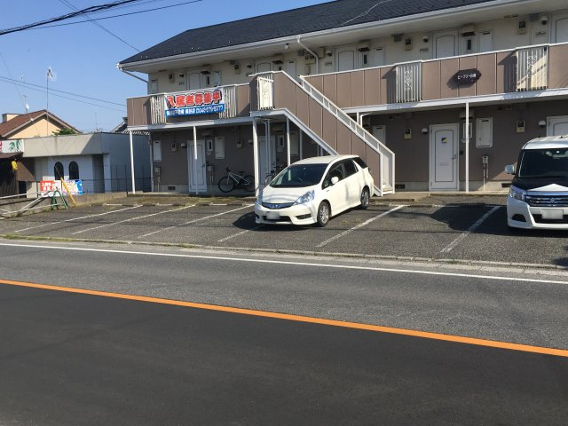 ビーフリーＢ棟の駐車場|駐車場があります