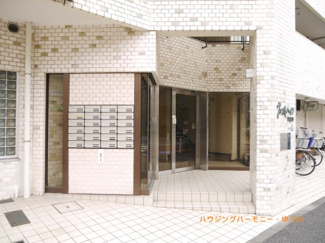 【その他共用部分】 | タイル張りのエントランスです。