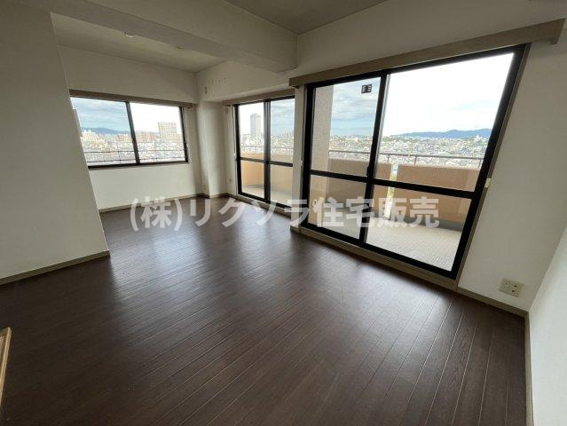 ロイヤルシャトー寝屋川オークビルの居間・リビング|LDK13.9帖
■物件内覧・資金計画相談・住宅ローン相談、リフォーム相談、お問合せ受付中■
※当日・翌日のご内覧、ご相談はお電話でのお問合せがスムーズです！