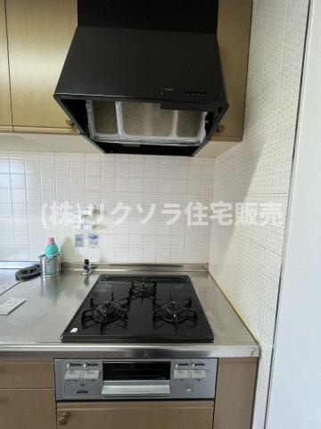 ロイヤルシャトー寝屋川オークビルの設備|ビルトイン三口コンロ
■物件内覧・資金計画相談・住宅ローン相談、リフォーム相談、お問合せ受付中■
※当日・翌日のご内覧、ご相談はお電話でのお問合せがスムーズです！