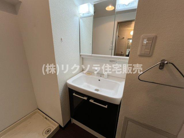 ロイヤルシャトー寝屋川オークビルの独立洗面台|三面鏡付き独立洗面台
■物件内覧・資金計画相談・住宅ローン相談、リフォーム相談、お問合せ受付中■
※当日・翌日のご内覧、ご相談はお電話でのお問合せがスムーズです！