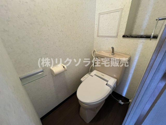 ロイヤルシャトー寝屋川オークビルのトイレ|温水洗浄便座付き
■物件内覧・資金計画相談・住宅ローン相談、リフォーム相談、お問合せ受付中■
※当日・翌日のご内覧、ご相談はお電話でのお問合せがスムーズです！