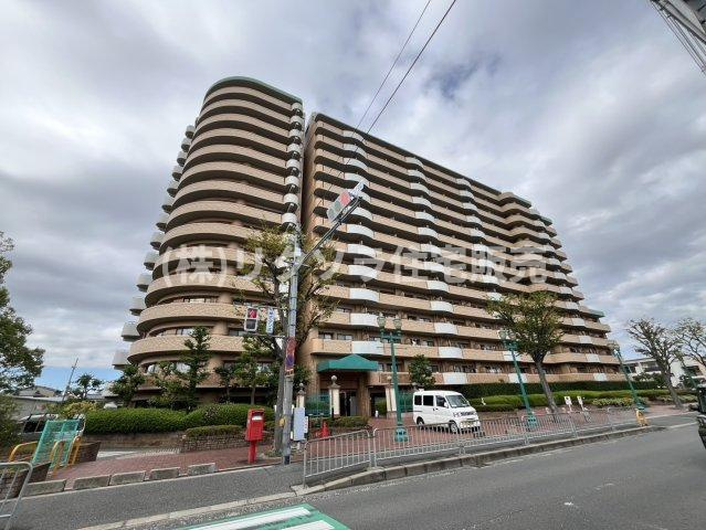 ロイヤルシャトー寝屋川オークビルの外観|新しい生活にいかがでしょうか？外観はお住まいの顔になります。こだわりたいポイントですね。水回りリフォームやリノベーションも承ってます。
■現地見学・資金計画相談・住宅ローン相談もお問合せ受付中■