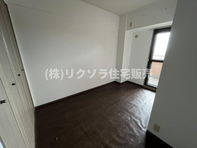 ロイヤルシャトーねやがわオークビルの洋室|洋室4.7帖
■物件内覧・資金計画相談・住宅ローン相談、リフォーム相談、お問合せ受付中■
※当日・翌日のご内覧、ご相談はお電話でのお問合せがスムーズです！