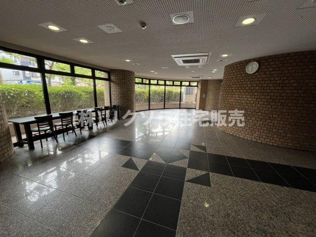 ロイヤルシャトーねやがわオークビルのロビー|■物件内覧・資金計画相談・住宅ローン相談、リフォーム相談、お問合せ受付中■
※当日・翌日のご内覧、ご相談はお電話でのお問合せがスムーズです！