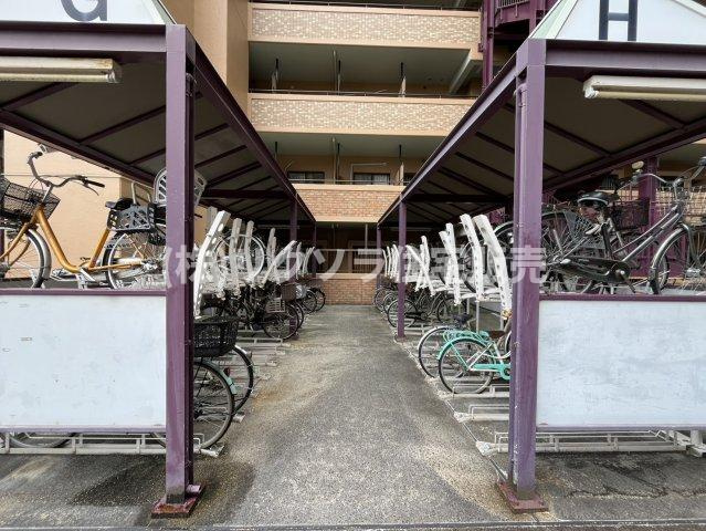 ロイヤルシャトー寝屋川オークビルの駐輪場|■物件内覧・資金計画相談・住宅ローン相談、リフォーム相談、お問合せ受付中■
※当日・翌日のご内覧、ご相談はお電話でのお問合せがスムーズです！