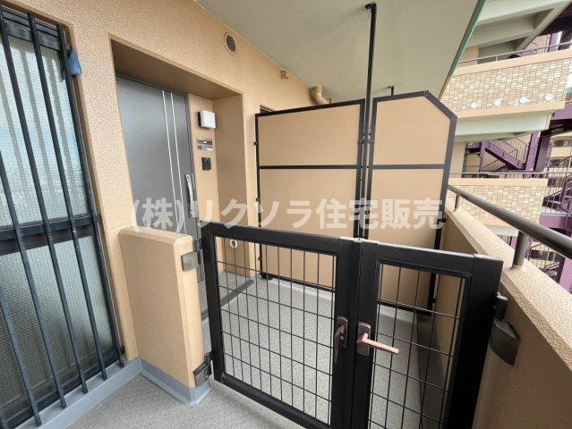 ロイヤルシャトー寝屋川オークビルの玄関|ポーチ付き
■物件内覧・資金計画相談・住宅ローン相談、リフォーム相談、お問合せ受付中■
※当日・翌日のご内覧、ご相談はお電話でのお問合せがスムーズです！