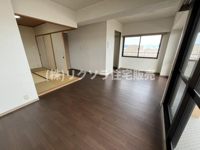 ロイヤルシャトー寝屋川オークビルの居間・リビング|LDK13.9帖
■物件内覧・資金計画相談・住宅ローン相談、リフォーム相談、お問合せ受付中■
※当日・翌日のご内覧、ご相談はお電話でのお問合せがスムーズです！