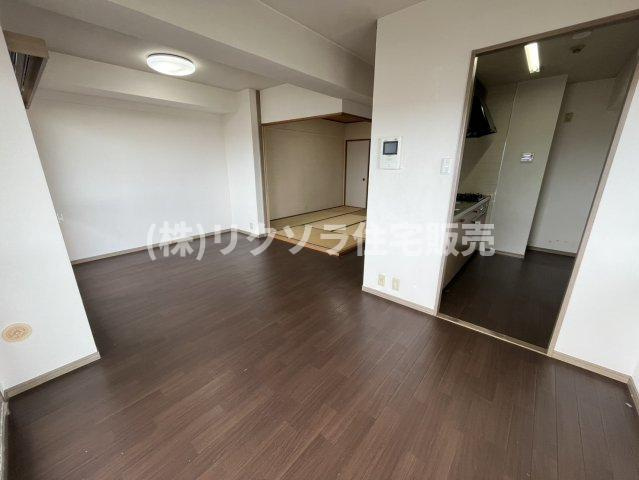 ロイヤルシャトー寝屋川オークビルの居間・リビング|LDK13.9帖
■物件内覧・資金計画相談・住宅ローン相談、リフォーム相談、お問合せ受付中■
※当日・翌日のご内覧、ご相談はお電話でのお問合せがスムーズです！