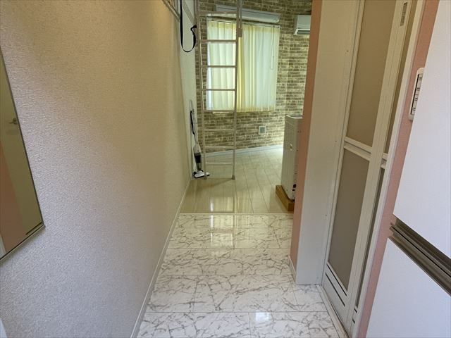 横須賀市長浦町４丁目のアパートの玄関
