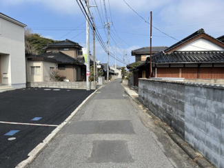 【前面道路含む現地写真】 | ファミリーカーでも楽々通ることができます。