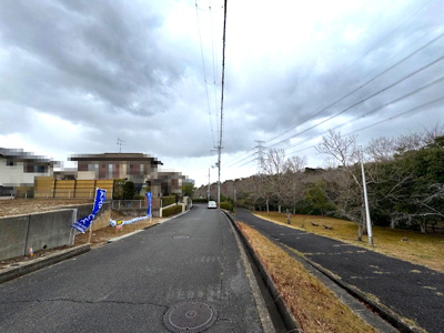 【前面道路含む現地写真】 | ライフフィールド光明台2丁目Ⅵ | 前面道路の幅員は約6ｍございます。緑豊かな周辺環境は、季節の移り変わりを感じられ、日々の疲れもリフレッシュできそうです。