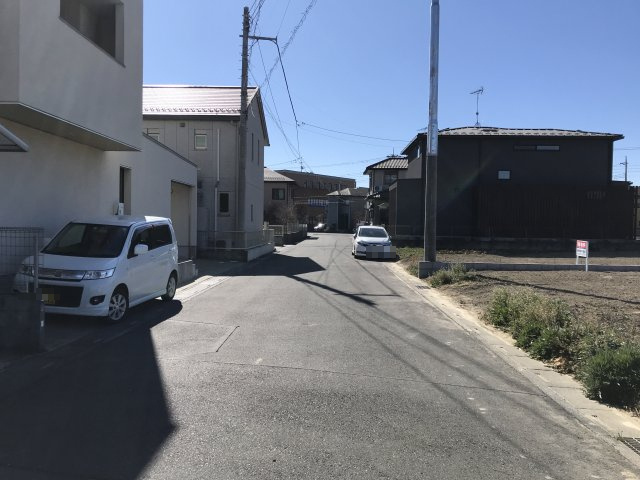 鴻巣市愛の町の売地の前面道路含む現地写真
