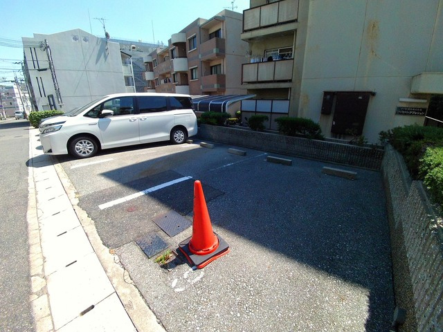 マツヤパークマンションの駐車場