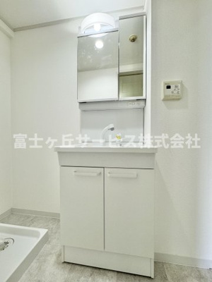 【独立洗面台】 | サンコーポ大岩 中古マンション | 朝の身支度に便利な独立洗面台です