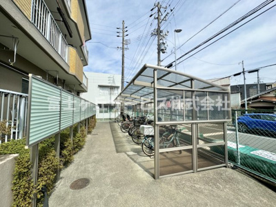 【駐輪場】 | サンコーポ大岩 中古マンション | 物件正面にある屋根付き駐輪場です