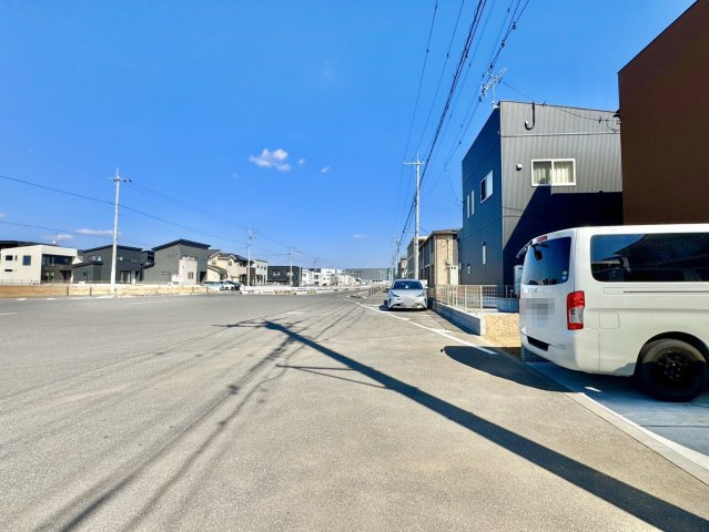 つくば市流星台中古戸建の前面道路含む現地写真