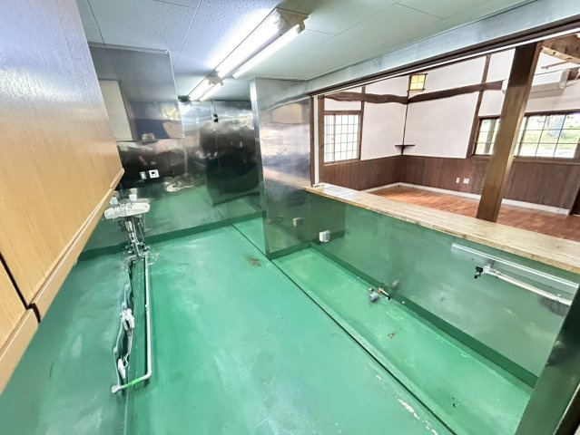 松並木貸店舗の内装