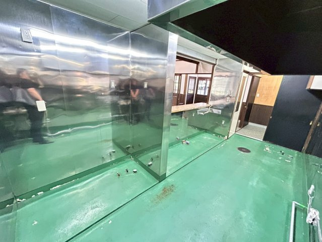 松並木貸店舗の内装
