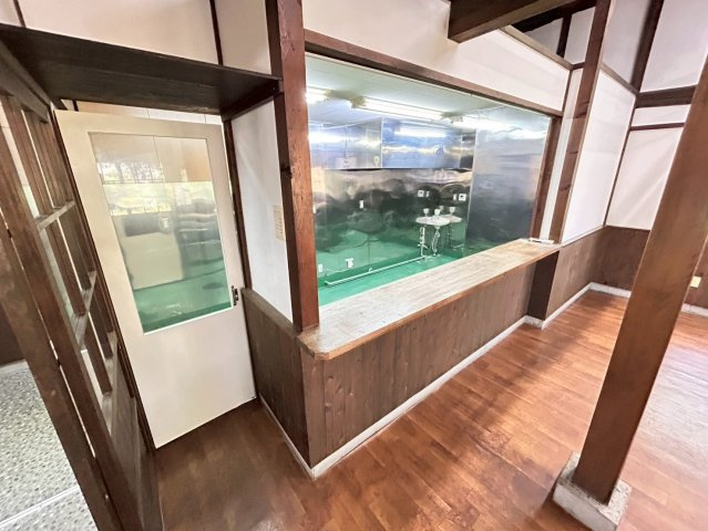 松並木貸店舗の内装