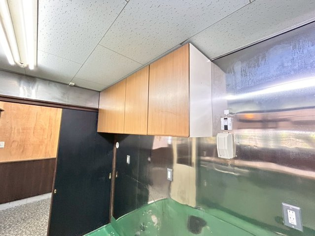 松並木貸店舗の内装
