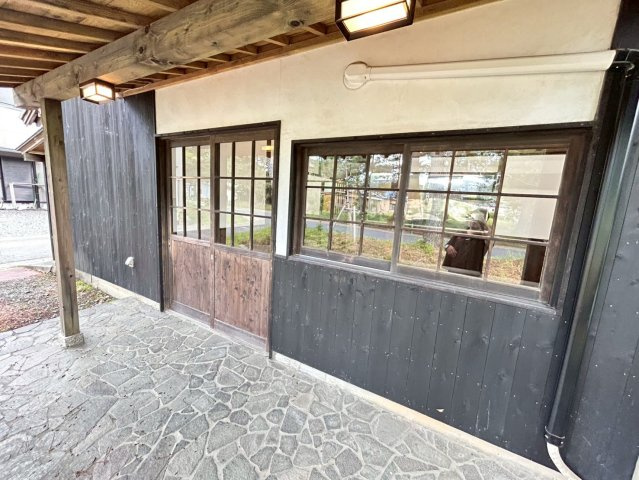 松並木貸店舗の外観
