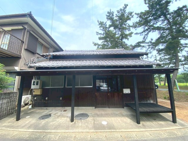 松並木貸店舗の外観