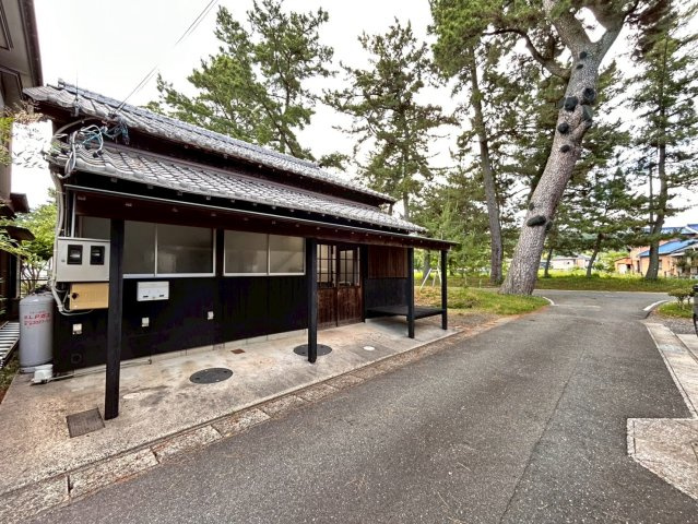 松並木貸店舗の外観