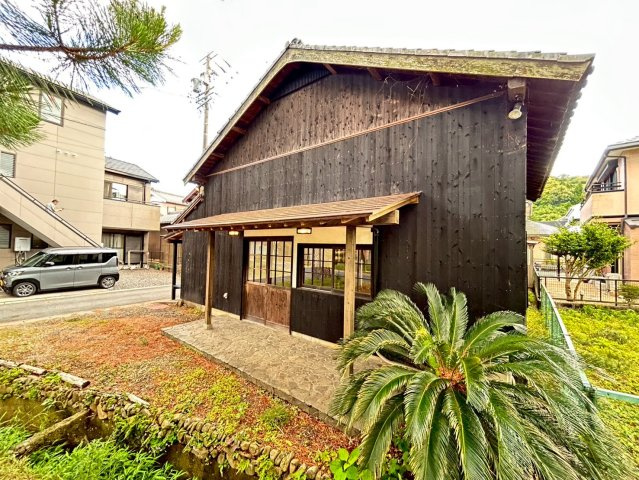 松並木貸店舗の外観