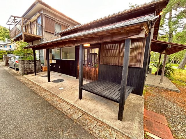 松並木貸店舗の外観