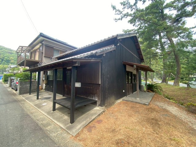 松並木貸店舗の外観