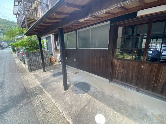 松並木貸店舗の外観