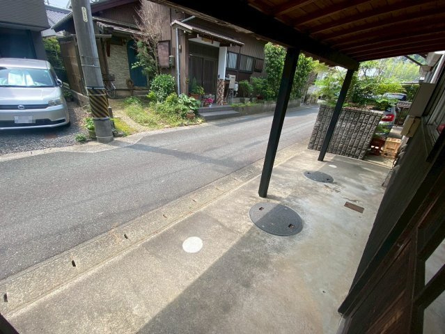 松並木貸店舗の外観