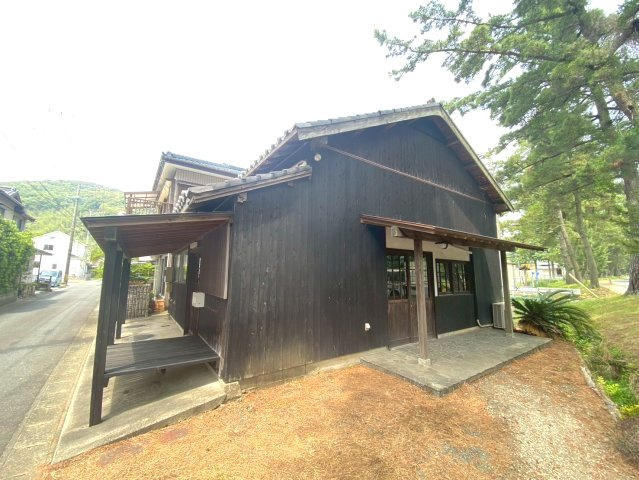 松並木貸店舗の外観