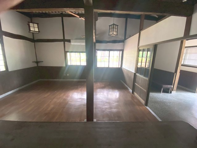 松並木貸店舗の内装