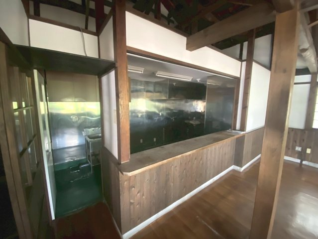 松並木貸店舗の内装