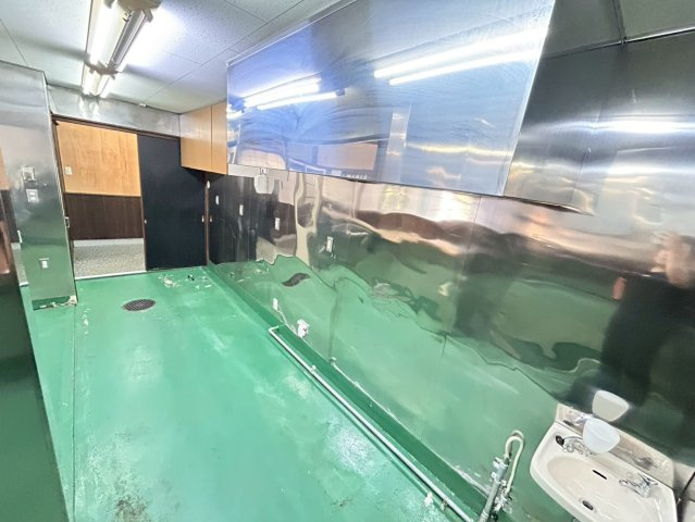 松並木貸店舗の内装